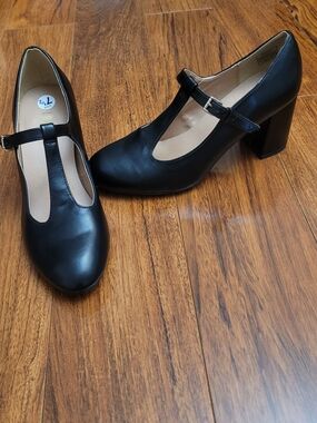 Dream Pairs Black T-Strap Block Heel Pumps 7.5